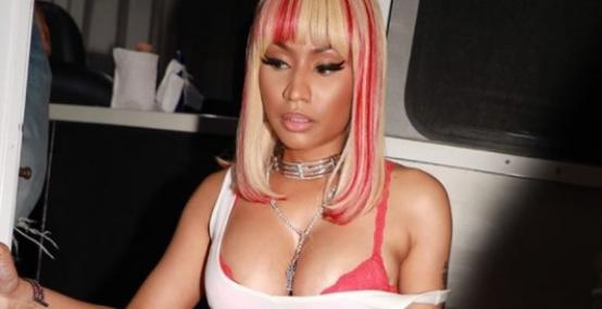 Nicki Minaj piersiami przebiła kreacje